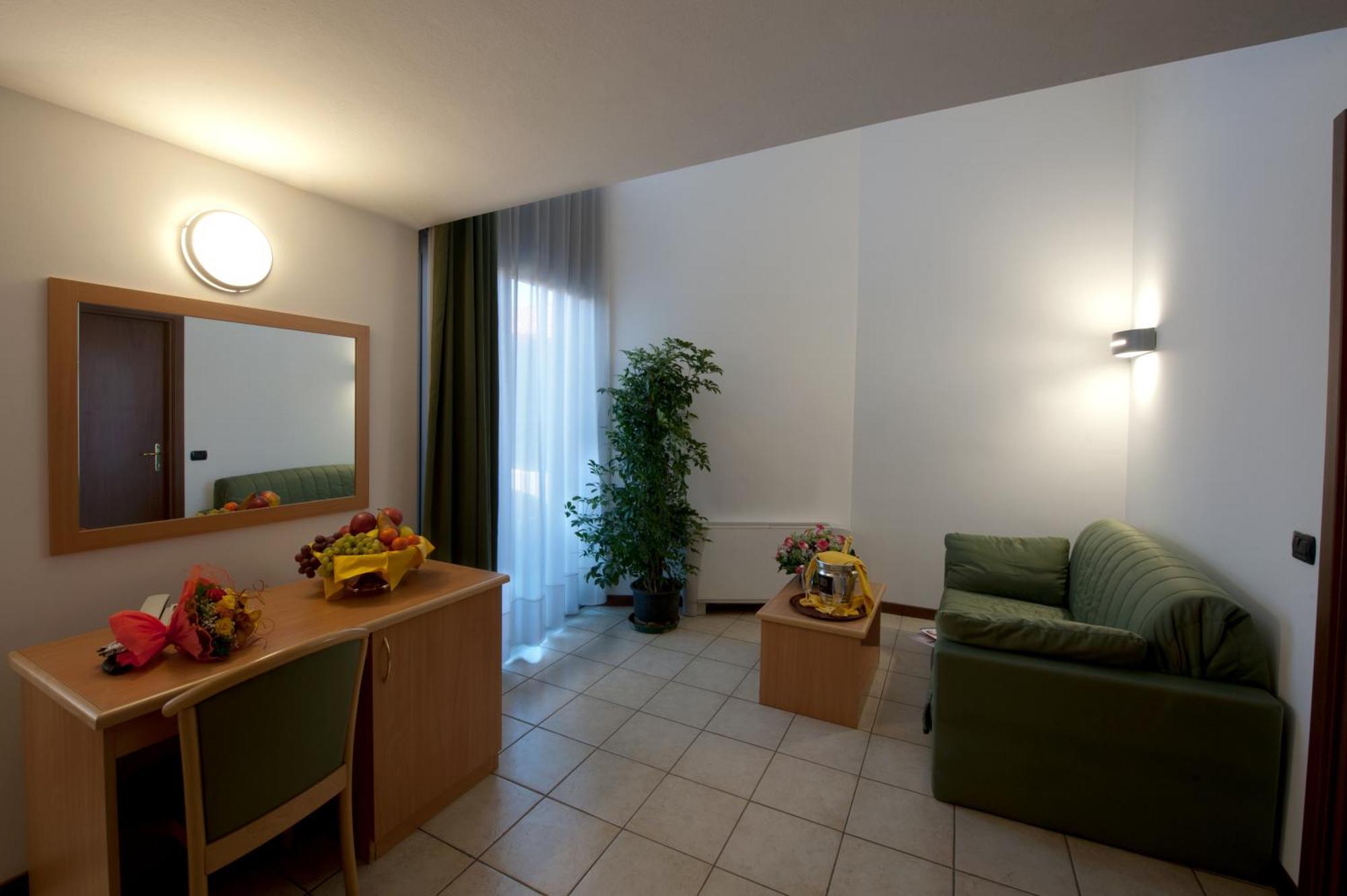 Hotel Roma Cassano Magnago Exteriör bild