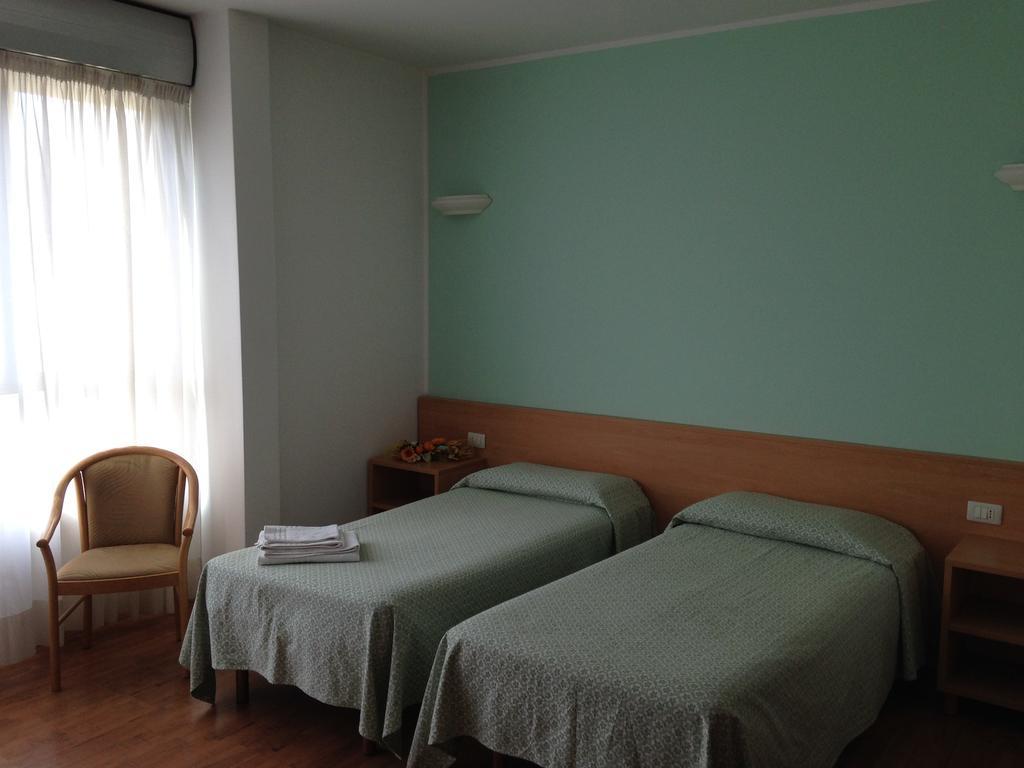 Hotel Roma Cassano Magnago Exteriör bild